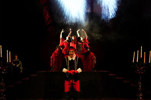 "СОБАКА НА СЕНЕ"