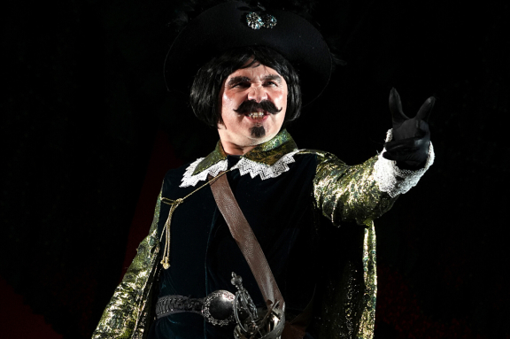 "СОБАКА НА СЕНЕ"