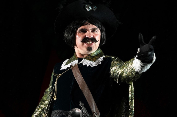 "СОБАКА НА СЕНЕ"